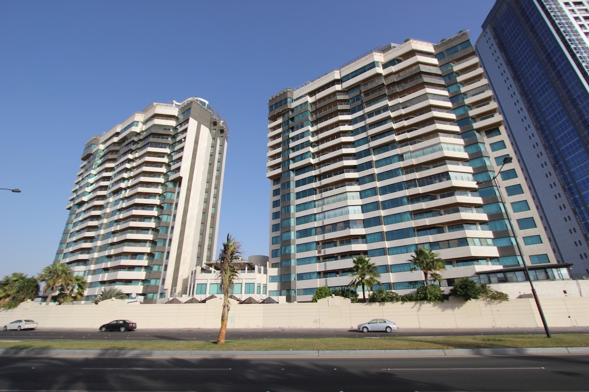 На пересечении улиц Корниш и Сари