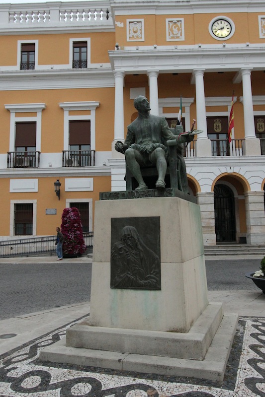 Памятник Луису де Моралесу на площади Испании