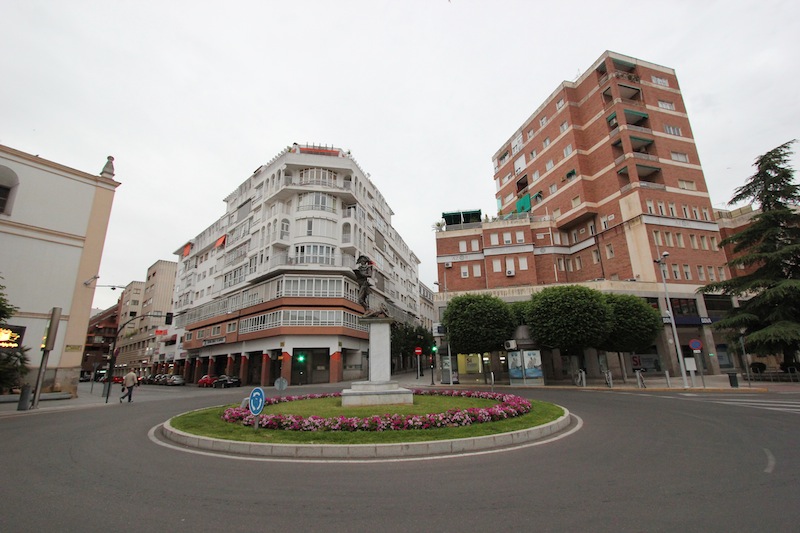 Памятник Мануэлю Годою на площади Сан-Атон