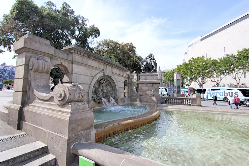 Фонтан на площади Каталонии