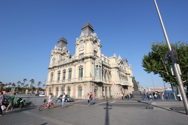 На площади Портал-де-ла Пау