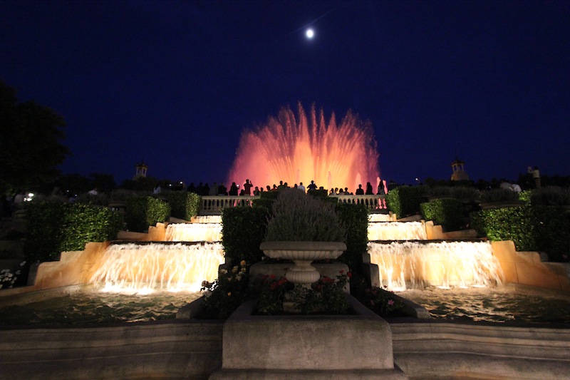 Магический фонтан вечером