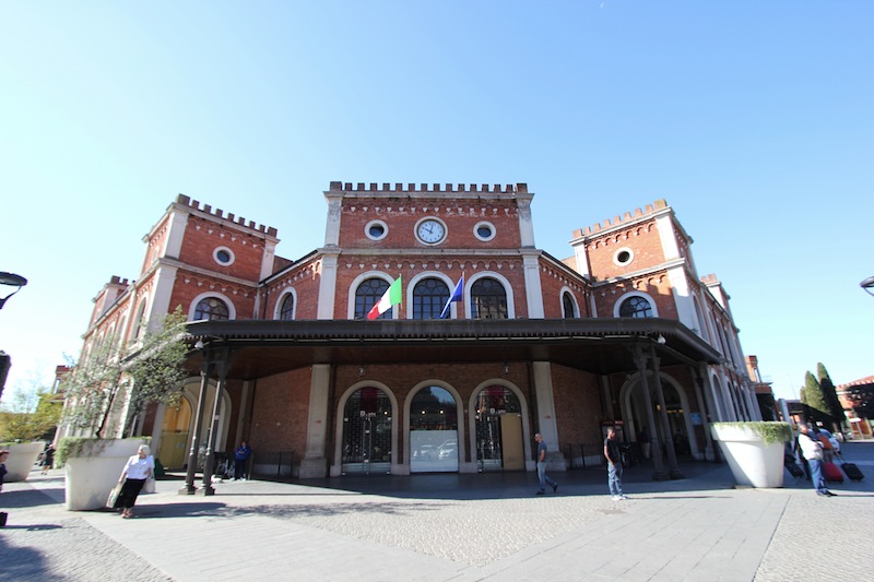 Здание железнодорожного вокзала в Брешии