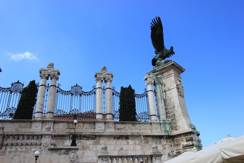 Скульптура мифической птицы Турул