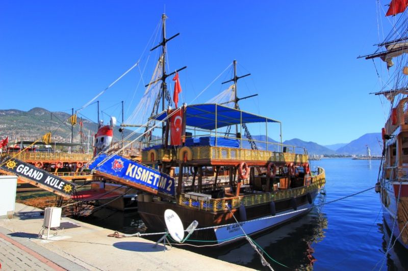 Яхты в круизном порту