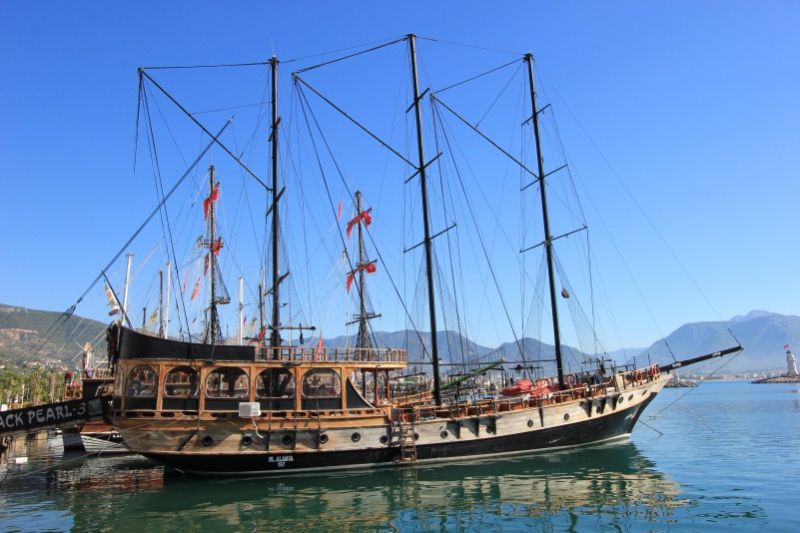 Яхты в круизном порту