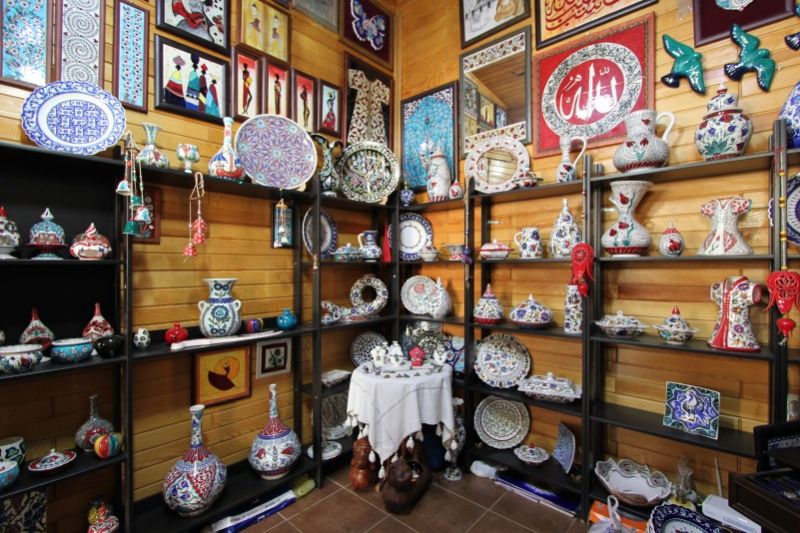 Керамическая лавка на рынке