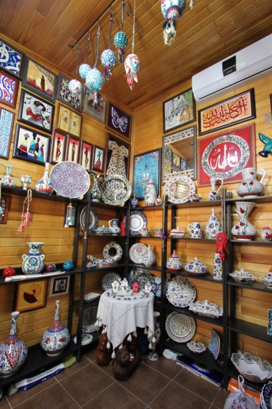 Керамическая лавка на рынке