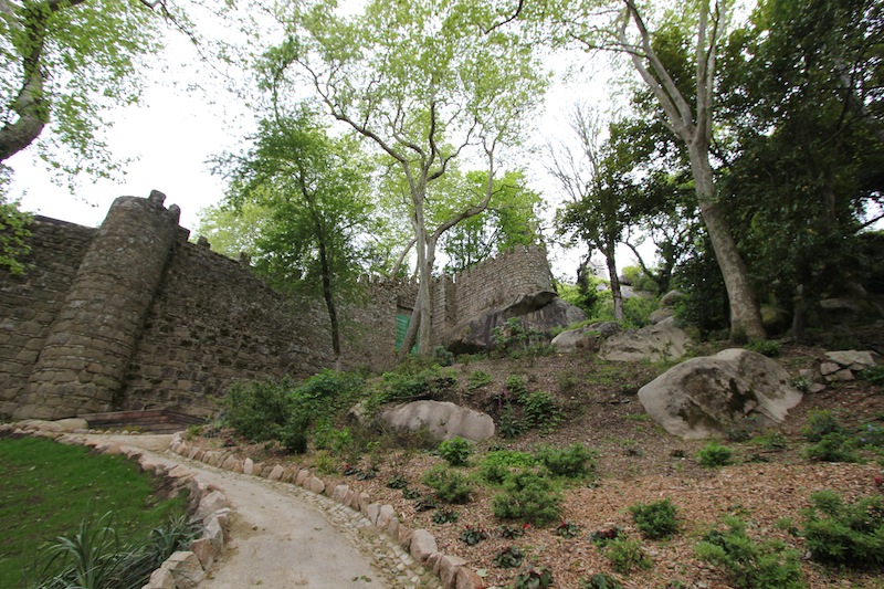 За крепостными стенами