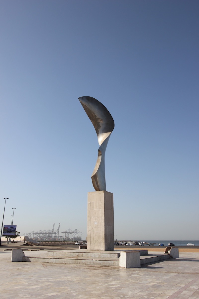 Скульптура на улице Аль-Корниш