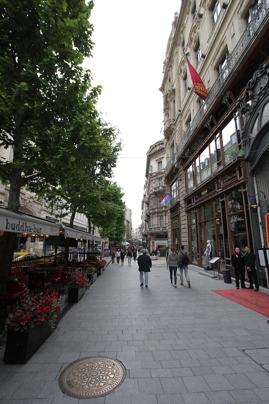 Вдоль по улице Ваци