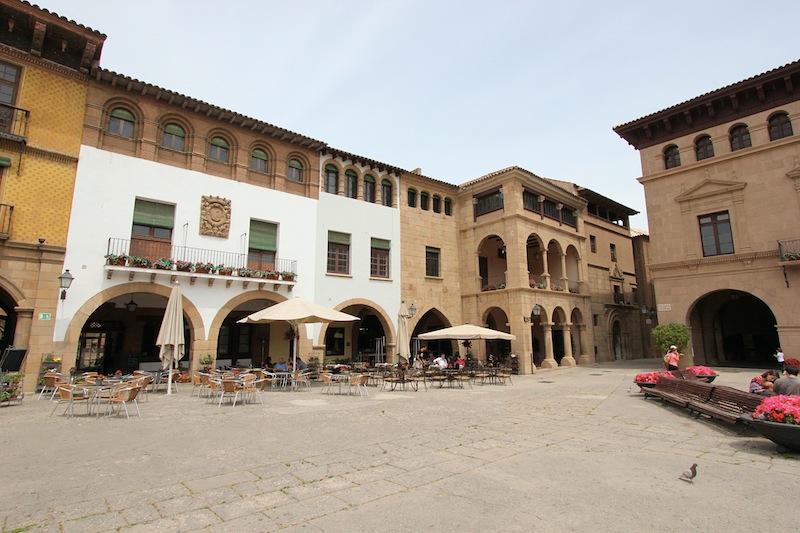 Ресторан в шале (Херика) и дворец Десклерге (Монблан)