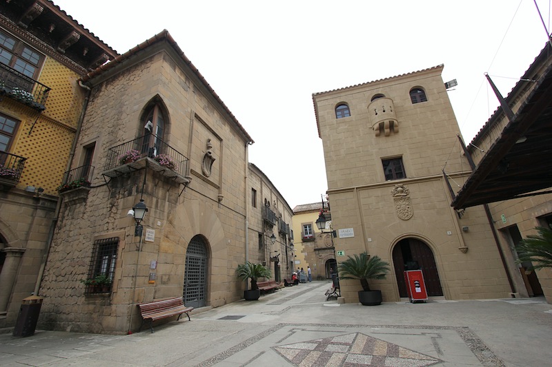 Дворец Карвахаль и Дом Солнца (Касерес)