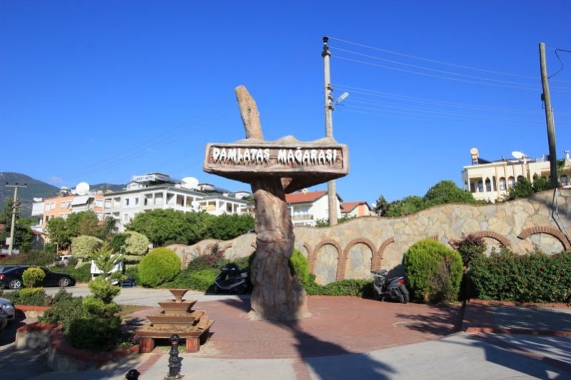 У входа в пещеру Дамлаташ