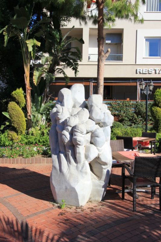 Скульптура у входа в пещеру Дамлаташ