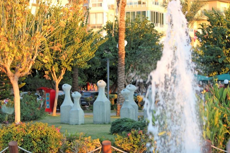 В парке Абдуррахмана Алааддиноглу