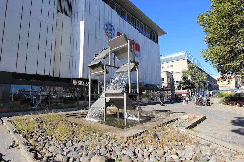 Фонтан перед туристическим офисом Штутгарта