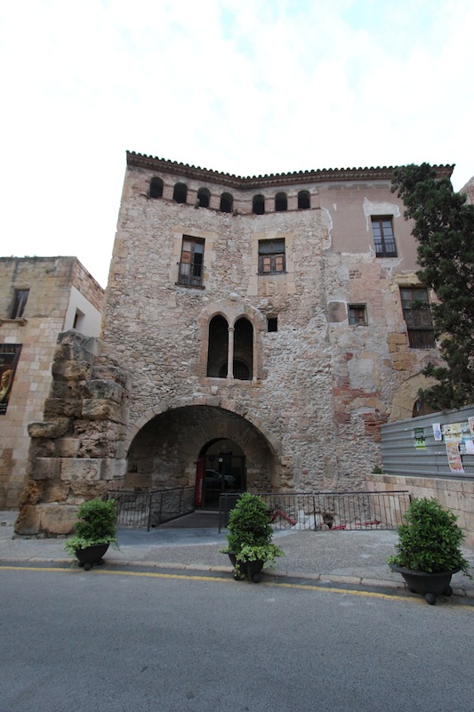 Свод и римская стена на площади Паллол