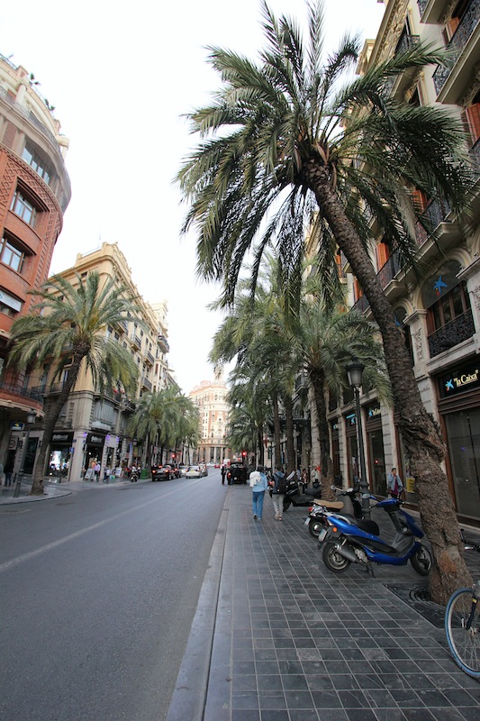 На улице Carrer de les Barques