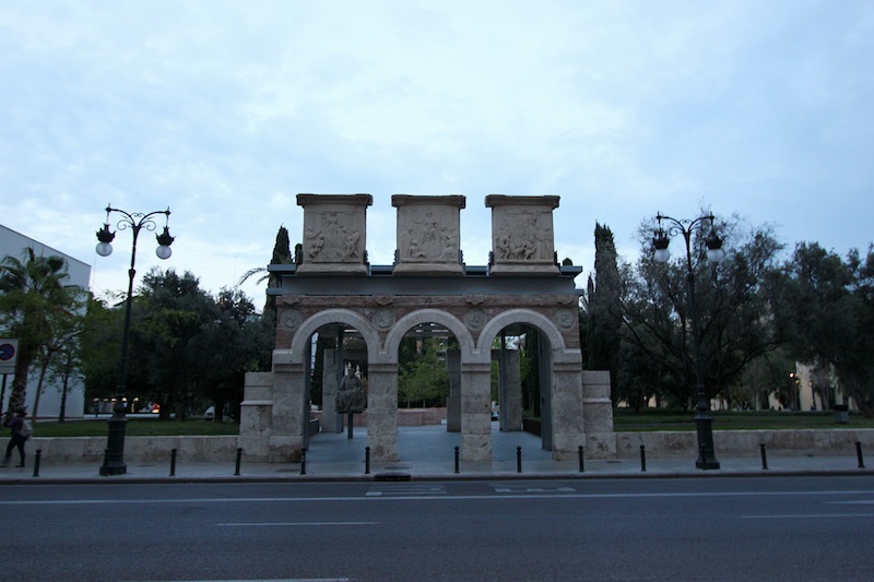 Археологический парк рядом с Публичной библиотекой