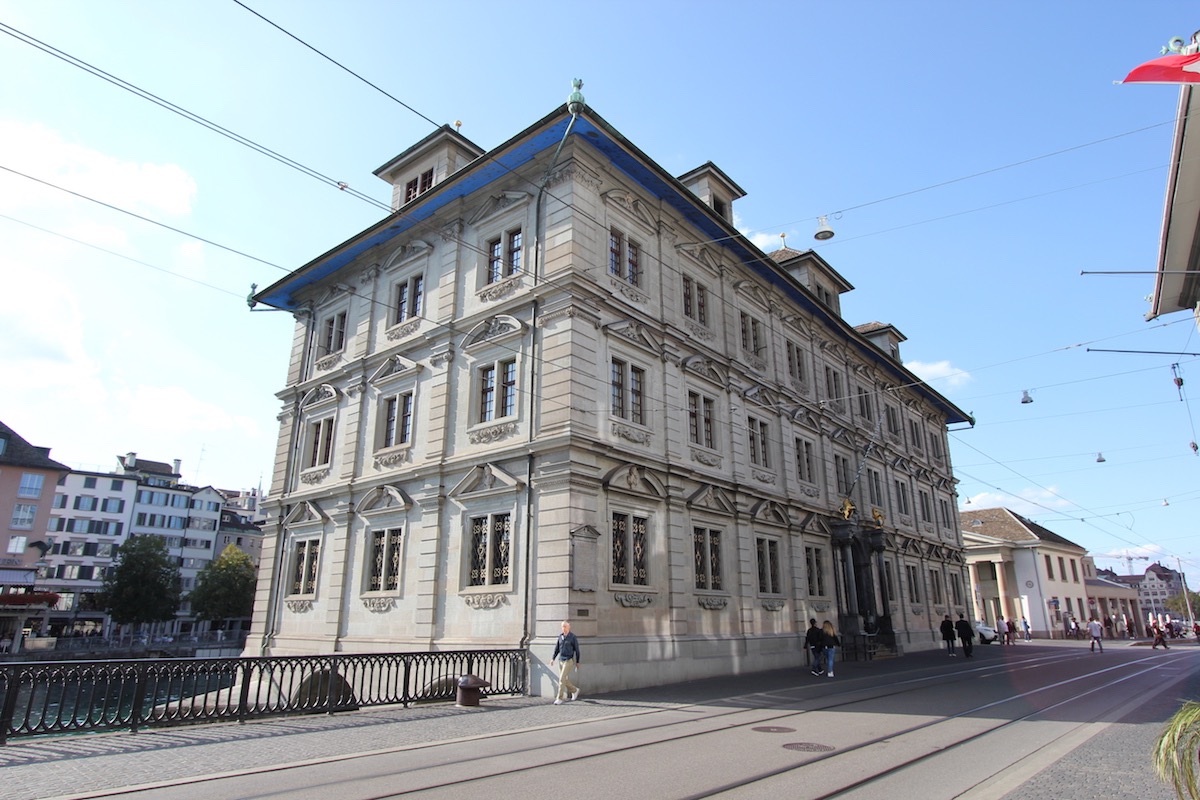 Ратуша на берегу Лиммата