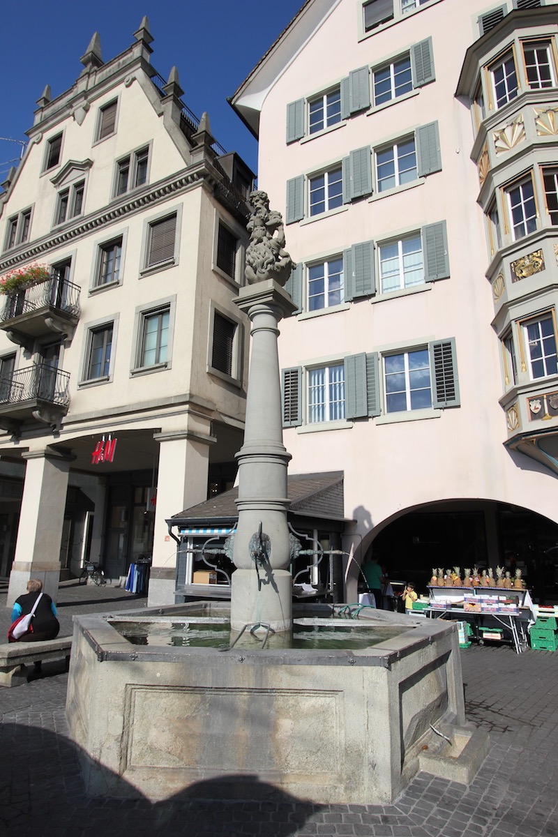 Фонтан на набережной Лимматквай