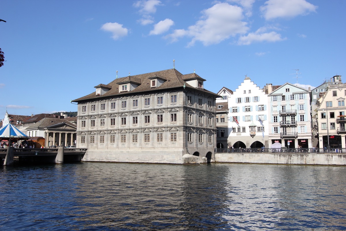 Ратуша на берегу Лиммата