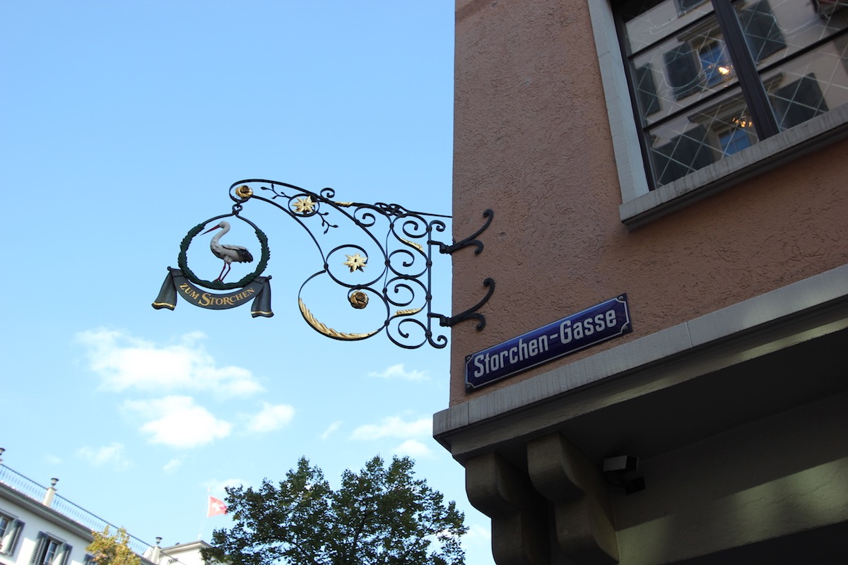 Старинная вывеска в центре Цюриха