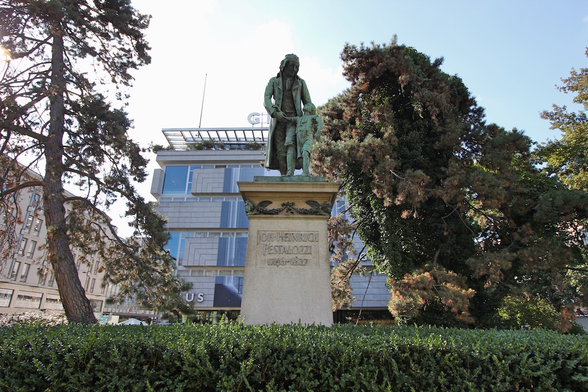 Памятник Иоганну Генриху Песталоцци