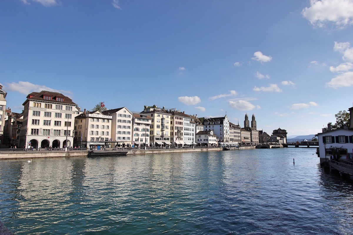 Вид на Лимматквай с моста Рудольф-Брун-брюкке