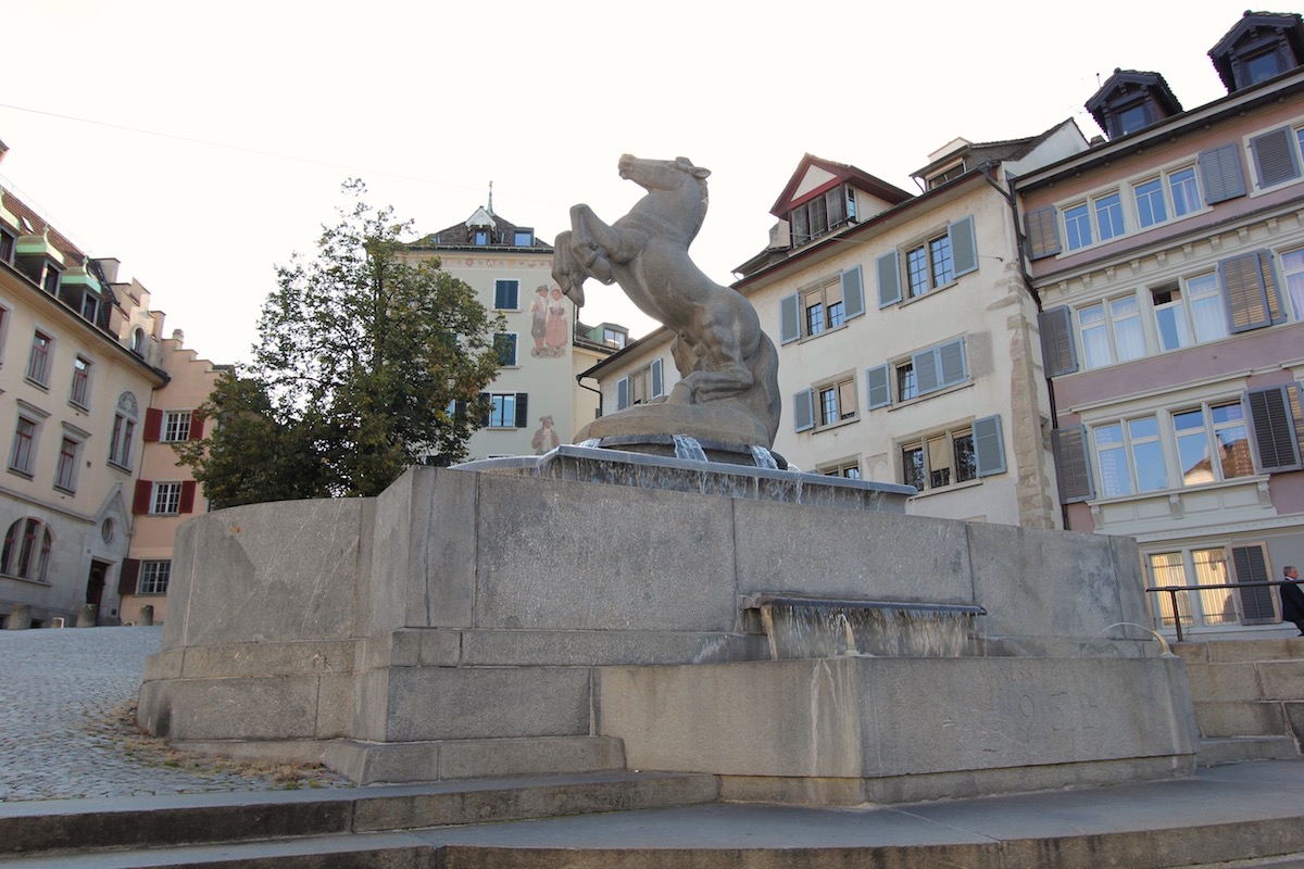 Фонтан на пересечении Кирхгассе и Хиршенграбен