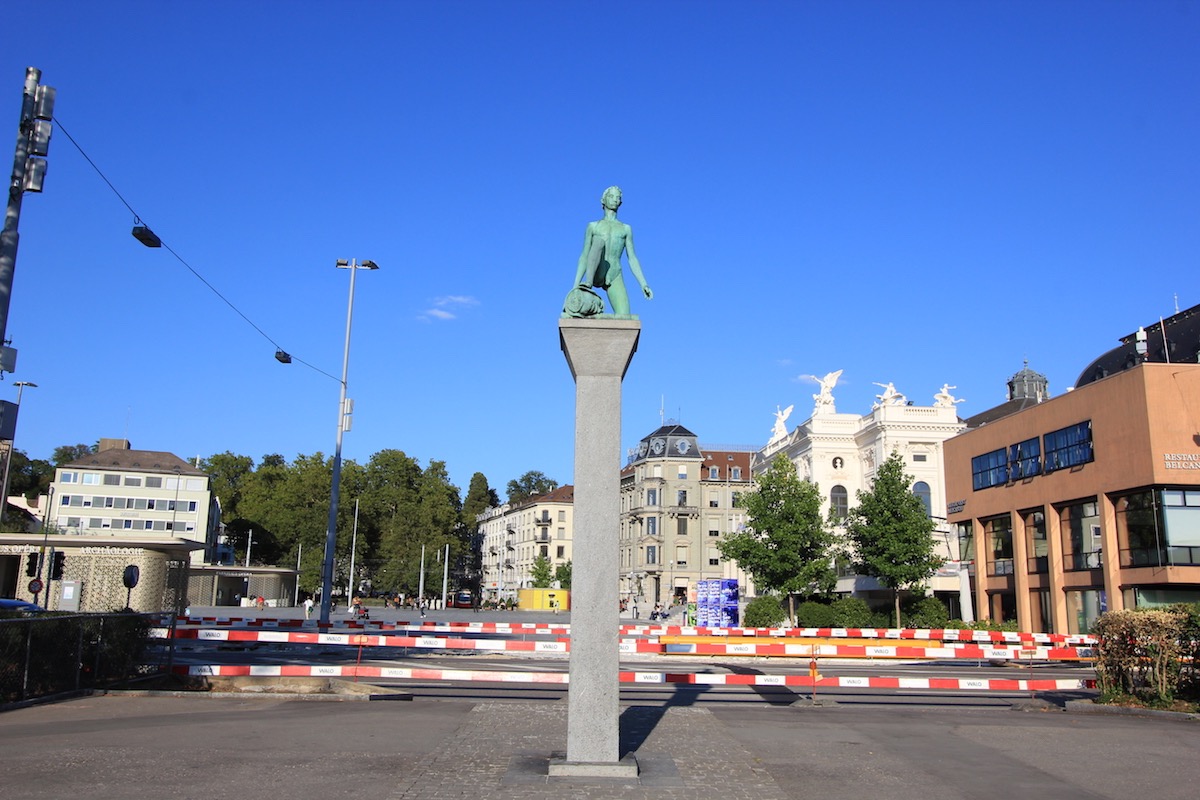 Статуя на берегу Цюрихского озера