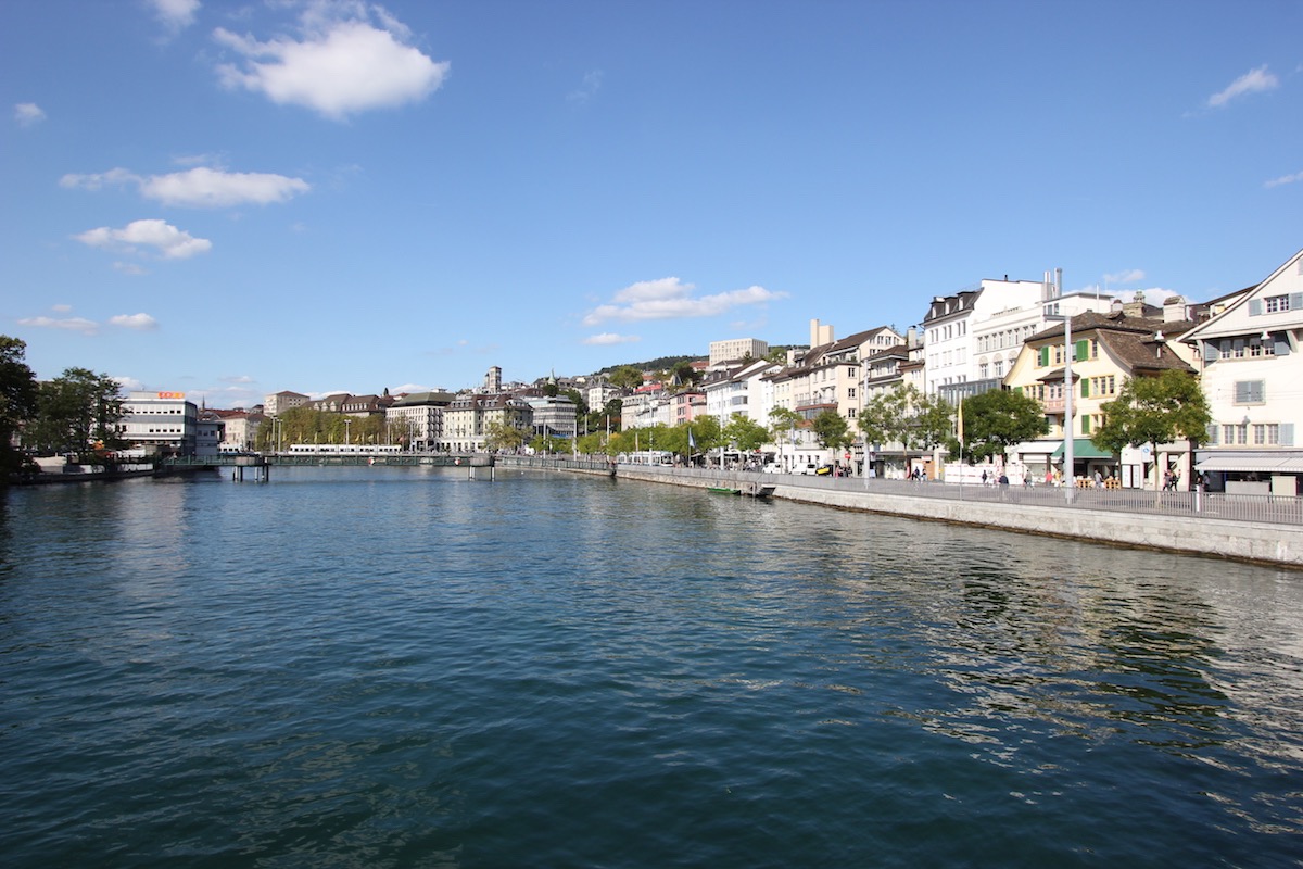 Вид на Лимматквай с моста Рудольф-Брун-брюкке